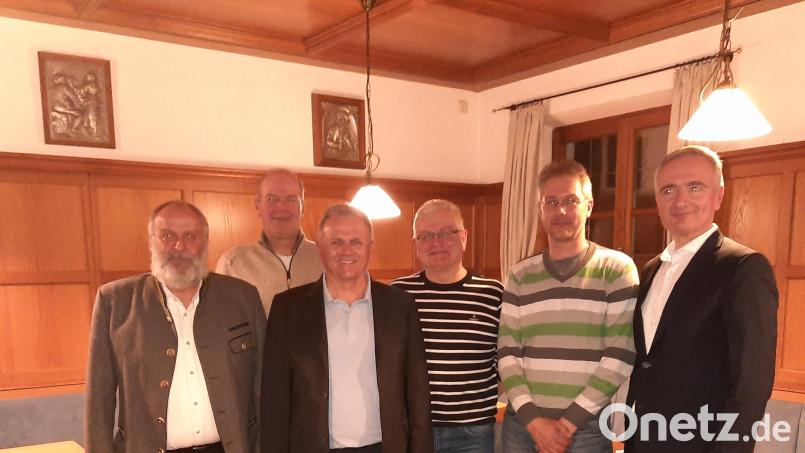 Bürgermeister Anton Peter (links) und CSU-Kreisvorsitzender Harald Schwartz (rechts) gratulieren dem neuen Vorstand mit Ortsvorsitzendem Robert Weiß an der Spitze. Bild: oe