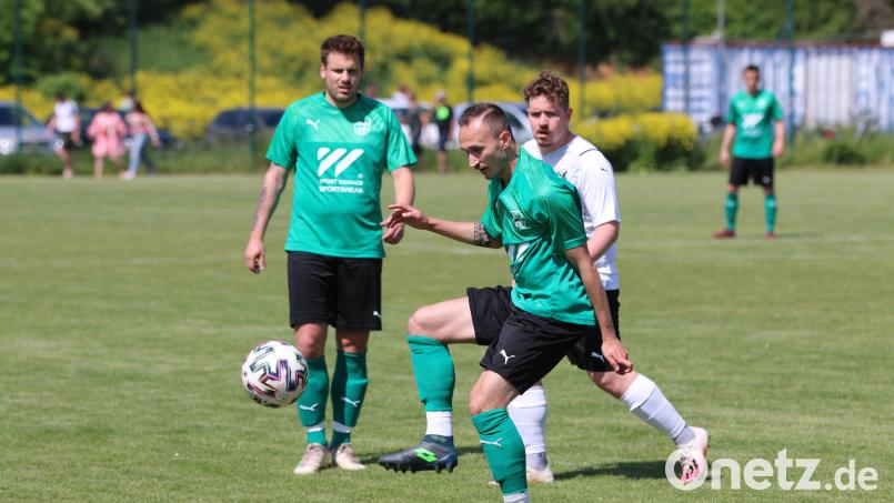 Riedens Florian Holfelder (vorne) verletzte sich im Spiel gegen Tabellenführer FC Kosova Regensburg und musste in ein Krankenhaus gebracht werden. Archivbild: gau