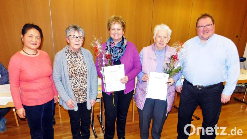 Vorstandssprecherin Anita Kopp ehrte mit Bezirksvorsitzender Rita König (von links) und Pfarrer Sven Grillmeier (rechts) treue Mitglieder. Bild: whü