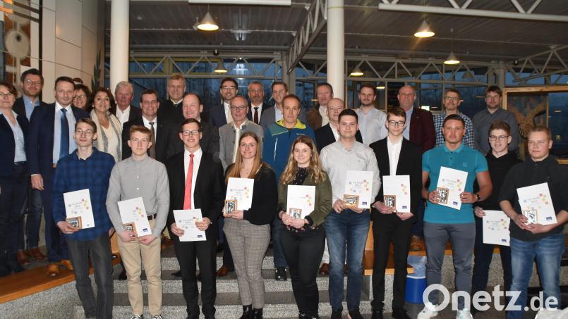 Über viel Lob für ihre Leistungen freuten sich die besten Absolventen des Wintersemesters an der Europa-Berufsschule mit ihren Ausbildern und Lehrkräften. Bild: hcz