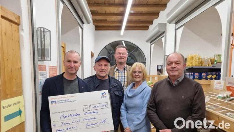 Für den Rotary Club Auerbach übergibt Marco Werner (links) die Spende an Bürgermeister Florian Junkes und das Team des Hohenburger Marktladens. Bild: lei