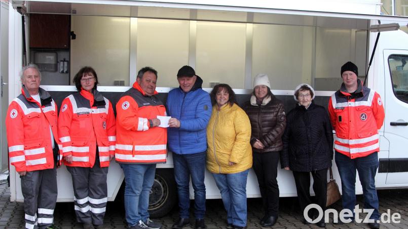 500 Euro spendeten „D’Hankerler“ zur Finanzierung des kürzlich angeschafften Fahrzeugs für den BRK-Betreuungsdienst. Im Bild (von links) Wilfried Arnold, Christine Arnold, Bereitschaftsleiter Robert Wolfrum, Hans Eichhammer, Jutta Seitz, Michaela Thoma, Jutta Wege und Ralf Arnold. Bild: wro