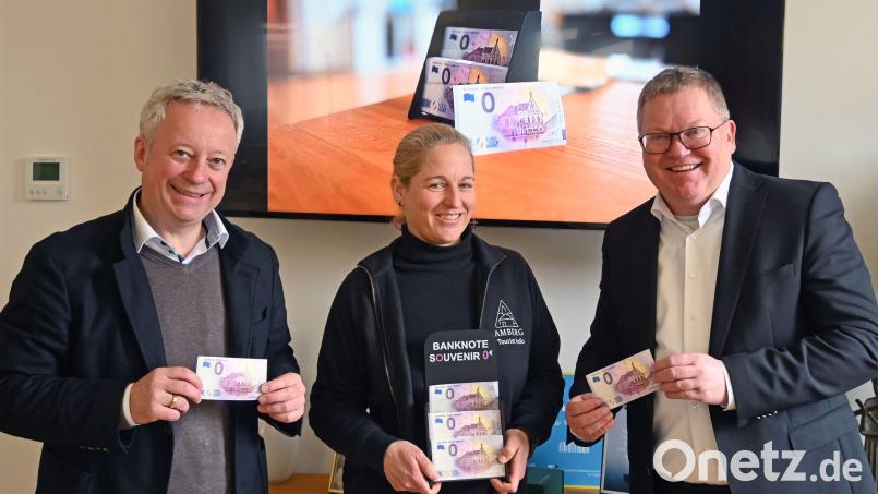 Stolz präsentieren Fabian Kern, Heike Kober und Oberbürgermeister Michael Cerny (von links) den neuen 0-Euro-Schein, ein beliebtes Sammlerstück, das bereits für mehr als 1000 Touristenziele weltweit erhältlich ist. Bild: Susanne Schwab, Stadt Amberg/exb