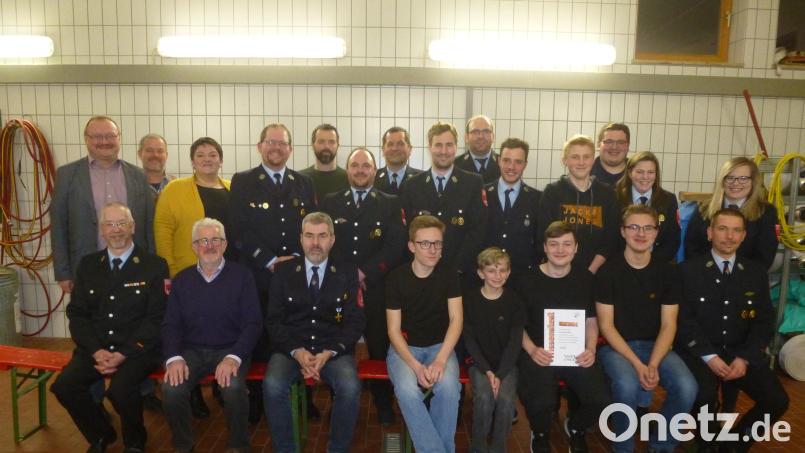 Die Führungsmannschaft der Feuerwehr Thansüß hat sich erneut verjüngt mit dem neuen Ersten Kommandanten Michael Espach (sitzend, rechts) und Vize Patrick Grünbauer (hintere Reihe, Sechster von rechts). Verabschiedet werden (vorn, von links) Markus Dreyer, Hans Walberer und Jürgen Wurzer. Bild: bk