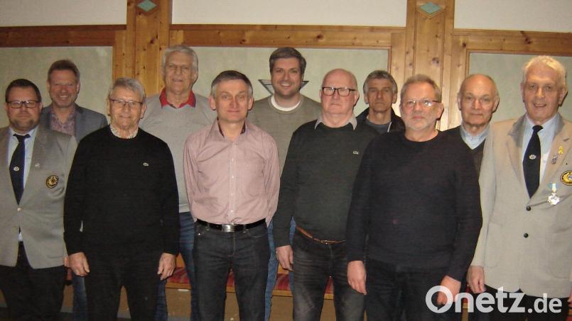 Vorsitzender Hubert Eckl (rechts), Zweiter Vorsitzender Daniel Rupprecht (links) und Bürgermeister Alwin Märkl (Zweiter von links, hinten) zeichnen (von links) Otto Luber, Peter Meßmann, Josef Walter, Markus Eckl, Hans Gradl, Gerhard Greß, Herbert Riß und Anton Wagner für langjährige Treue zur KSK Wutschdorf-Freudenberg aus. Bild: bas