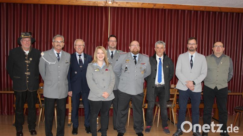 Die Krieger und Soldatenkameradschaft Tirschenreuth ehrte verdiente Mitglieder: (von links) Martin Hager, Franz Jäger, Kreisvorsitzender Ferdinand Lienerth, Sandra Breitengraser, Vorsitzender Matthias Seidl, Emanuel Venzl, Wolfgang Nurtsch, Kreisschießwart Martin Schneider und Johann Pecher. Bild: heb