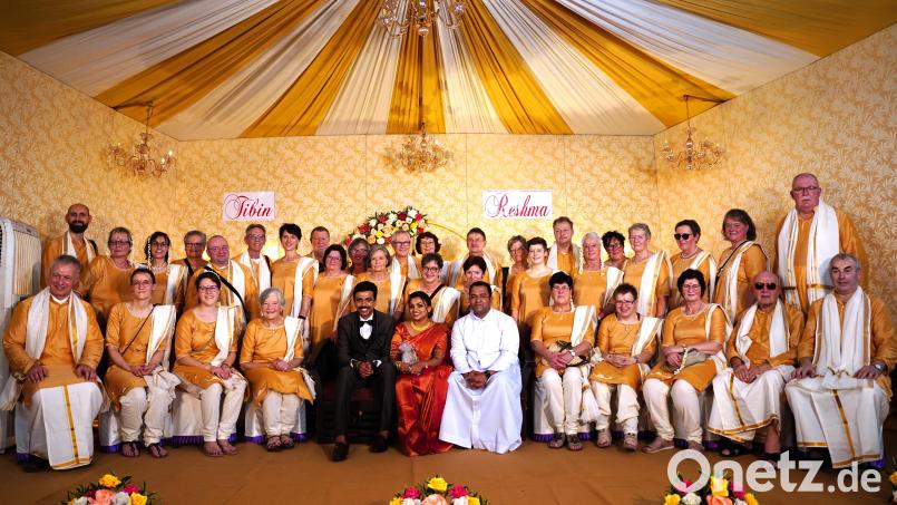 Mit indischen Festgewändern ausgestattet nimmt die deutsche Reisegruppe an der Hochzeit von Pater Robins Cousine Reshma und ihrem Bräutigam Tibin teil. Bild: rha