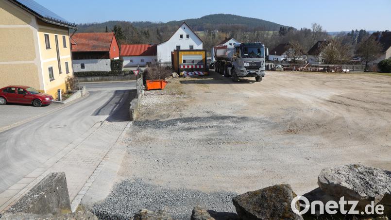Um diese Fläche in Schönlind geht es. Die Nachbarn wollen das Transport- und Bauunternehmen der Familie Meier endlich weg haben. Um diese Zeit steht gerade mal einer der großen Muldenkipper auf dem Hof. Bild: Wolfgang Steinbacher
