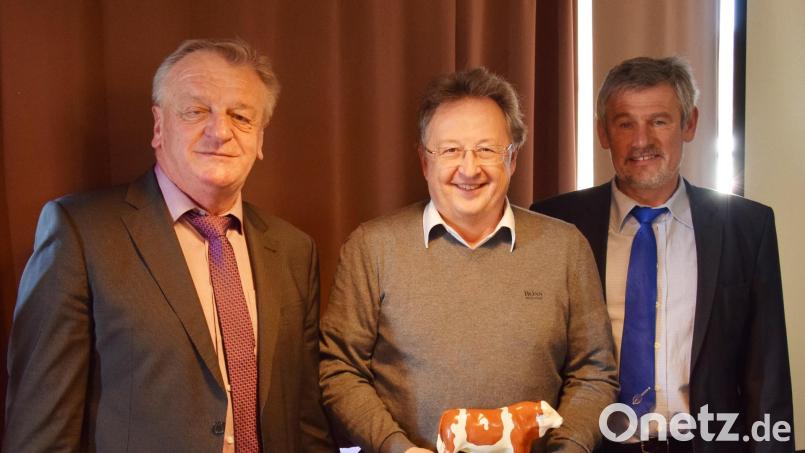 Erich Pilhofer, Vorsitzender des Rinderzuchtverbands Oberpfalz (links), und Josef Bauer, Vorsitzender des Milcherzeugerrings Oberpfalz (rechts), bedanken sich bei Andreas Randt vom Tiergesundheitsdienst Bayern für den Vortrag. Bild: Traxinger/exb