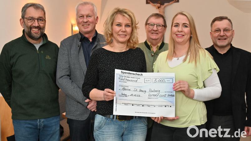 Aus dem Erlös des Konzerts des bayerischen Polizeiorchesters gehen 5000 Euro an die Kindertagesstätten der Pfarrei St. Georg. Von links: Tobias Riedl, Heinz Schlosser, Birgit Bittenbinder, Hans Paulus, Christina Kölbl und Pfarrer Markus Brunner. Bild: gf