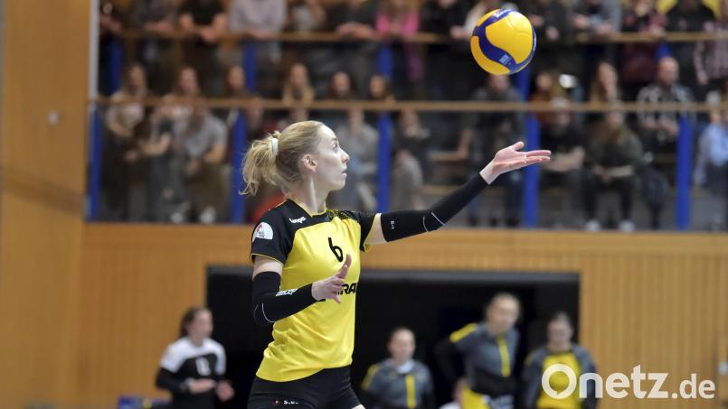 Aufschlag zum letzten Heimspiel: Lena Großmann vom SV Hahnbach serviert. Anschließend gibt es Cocktails. Bild: Hubert Ziegler