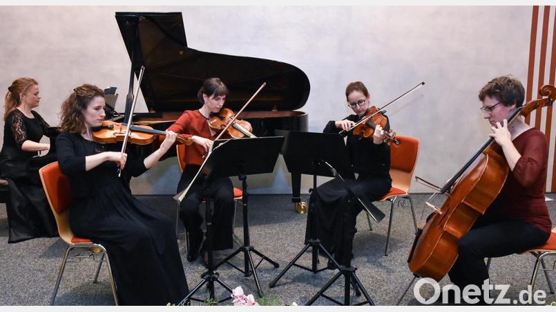 Johanna-Marie Hennig (Klavier) und das Kaliana-Streichquartett mit Alina Pommerening, Katharina Lobé (beide Violine), Anna Pommerening (Viola) und Anna Rudolph (Violoncello) konzertierten beim Kammermusikkreis der Volkshochschule Amberg-Sulzbach. Bild: Stephan Huber