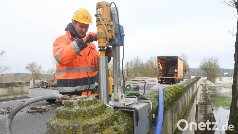 Die Arbeiten an der Waldnaabbrücke in Unterwildenau sind in vollem Gange. Seit 13. März ist sie für den Verkehr gesperrt, Umleitungen sind eingerichtet. Bild: Gabriele Schönberger
