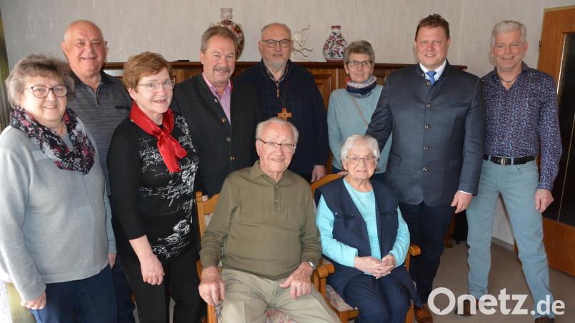 Marlene Arnold (vorne rechts) feierte am Freitag ihren 90. Geburtstag. Ehemann Rudolf (vorne links) gratulierte ebenso wie Sohn Franz und Tochter Margit (stehend, Zweiter und Dritte von links), Andrea Zinnecker (links) sowie (von rechts) Manfred Sommer, Bürgermeister Stefan Grillmeier, Claudia Betzl, Stadtpfarrer Anton Witt und Johann Brandl. Bild: jr
