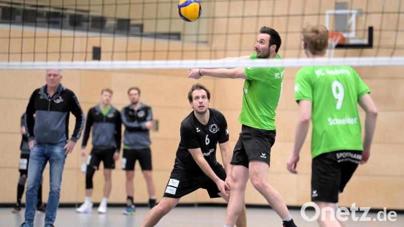 Ambergs Spielführer Fabian Buck (Mitte) bei der Ballannahme, beobachtet von Spielertrainer Florian Birner (links) und Tim Schneider (rechts). Im Top-Spiel ist der VC DJK Amberg zu Gast in München. Archivbild: Hubert Ziegler