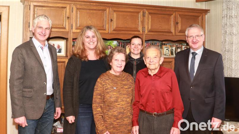 Josef Wallner (Zweiter von rechts) feierte seinen 90. Geburtstag. Mit auf dem Bild Tochter Gisela (Dritte von links) sowie (von links) SPD-Stadtrat Reinhold Kastner, SPD-Ortsvereinsvorsitzende Petra Thomas, Enkelin Elke und Bürgermeister Johannes Reger. Bild: njn