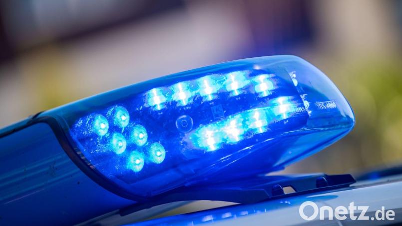 Ein Blaulicht leuchtet auf dem Dach eines Streifenwagens der Polizei. Symbolbild: Lino Mirgeler/dpa