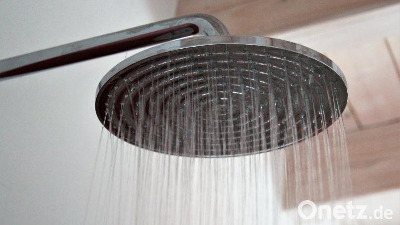 Das Wasser aus der Dusche bleibt auch nach der Auflösung des Zweckverbandes das selbe. Die rund 160 betroffenen Haushalte werden es dann ab 1. Januar 2024 direkt von der Stadt Kemnath mit versorgt. Archivbild: stg