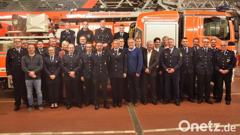Beförderungen und Ehrungen für bis zu 20 Jahre aktiven Einsatz vergab die Stadtfeuerwehr Weiden. Bild: fz