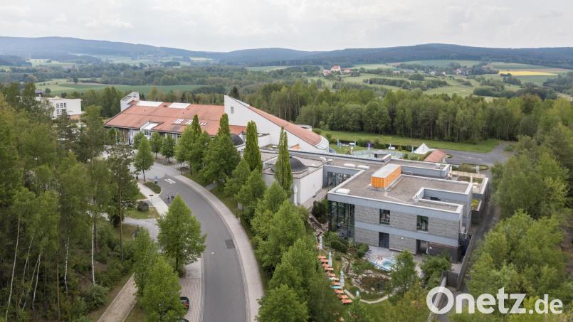 Der orientalische Badetempel (im Bild mit den Kuppeln zwischen Wellnessbereich, rechts, und Kurmittelhaus, im Hintergrund) soll umfassend saniert werden. Knapp 9 Millionen Euro kostet das Projekt; die Regierung hat einen Zuschuss von 42 Prozent signalisiert. Archivbild: dtr