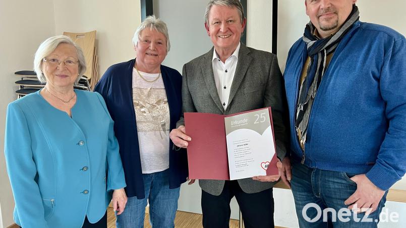Johann Völkl (Zweiter von rechts) bekommt für 25 Jahre Mitgliedschaft die silberne Ehrennadel; mit im Bild Bürgermeister Markus Ludwig, die AWO-Vorsitzende Johanna Ludwig und das AWO-Kreisvorstandsmitglied Karin Rößler (von rechts). Bild: Eichl