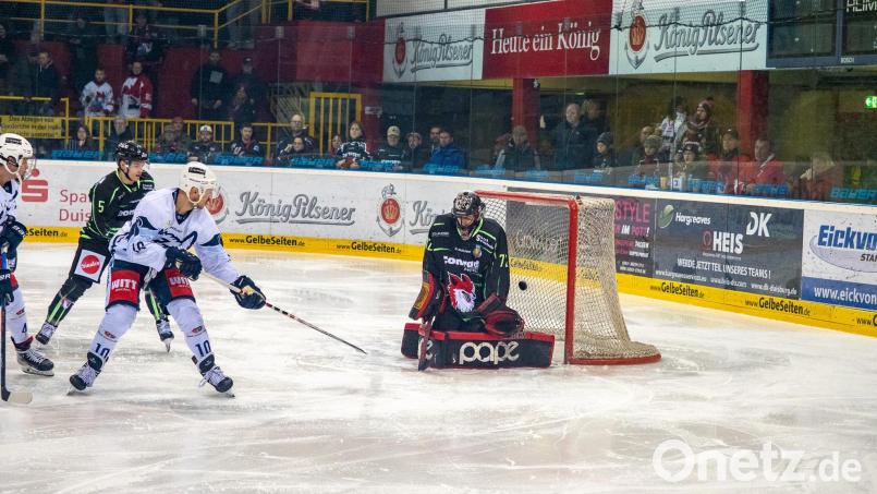 Die Blue Devils feierten am Sonntag mit 5:4 den zweiten Sieg gegen die Füchse Duisburg. Hier trifft der zweifache Torschütze Nardo Nagtzaam zum 2:2. Bild: Christian Kaminsky