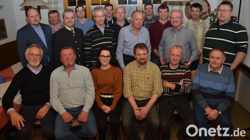 Jürgen Hilburger (sitzend, Dritter von rechts) führt die Bäuerliche Schlachtgemeinschaft an. Josef Ebnet aus Waldthurn (nicht im Bild) ist sein Stellvertreter. Kreisobmann Josef Fütterer (sitzend, Zweiter von links) sprach von immer größer werdenden Problemen für die Landwirtschaft. Über Jahrzehnte war Franz Schaller aus Bibershof (vorne, rechts) eine unverzichtbare Stütze. Jetzt schied er nach über drei Jahrzehnten aus dem Vorstand aus. Bild: dob