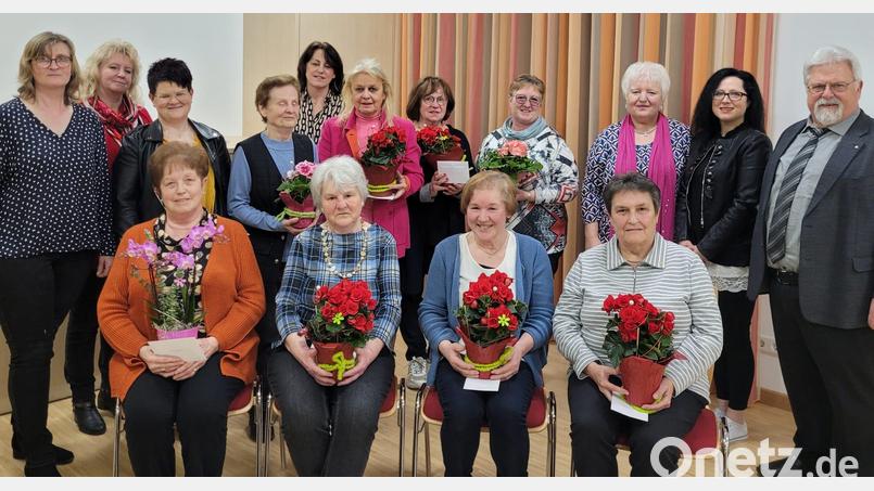 Das Vorstandsteam, Pfarrer Arnold Pirner, Tanja Dietl sowie die Jubilarinnen des Katholischen Frauenbunds Luhe. Bild: rgl