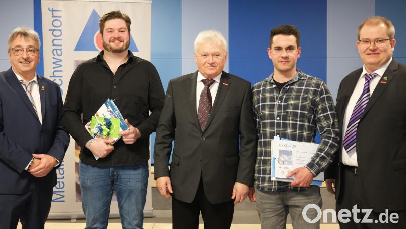 Die Obermeister Michael Zinnbauer (rechts) und Franz Schlegl (Mitte) sowie Prüfungsvorsitzender Thomas Steinbacher (links) zeichneten die Prüfungsbesten Maximilian Lindner (Zweiter von links) und Sven Keck (Zweiter von rechts) besonders aus. Bild: Hirsch
