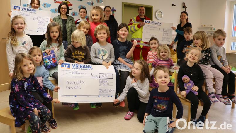 Erfreute Kindergartenkinder mit den Verantwortlichen des Basars und den Geldempfängern gab es in Königstein. Bild: gru