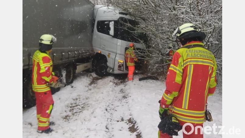 Eine technische Hilfeleistung durch die Feuerwehr Illschwang war erforderlich, als im vergangenen Jahr im Einsatzgebiet der Wehr ein Lkw bei Schneefall im Baumgestrüpp landete. Archivbild: no