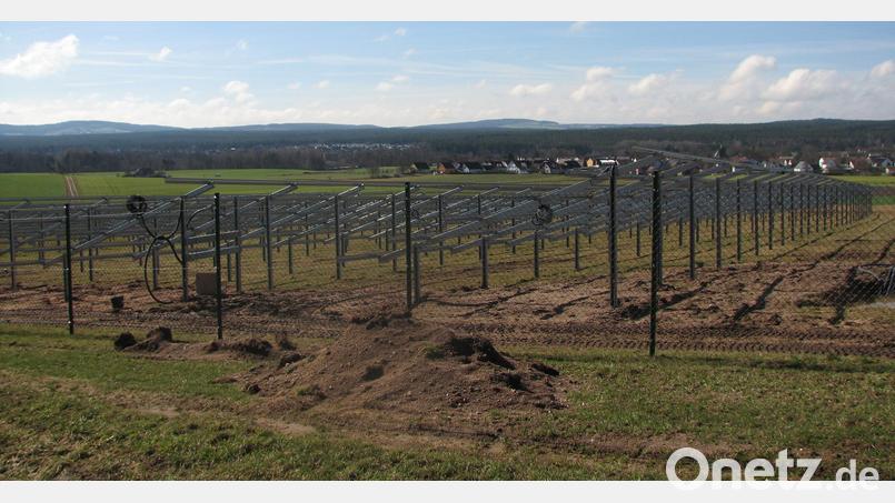 Mehr und mehr nimmt der „Photovoltaikpark Schopperhöhe“ Gestalt an. Bild: knh