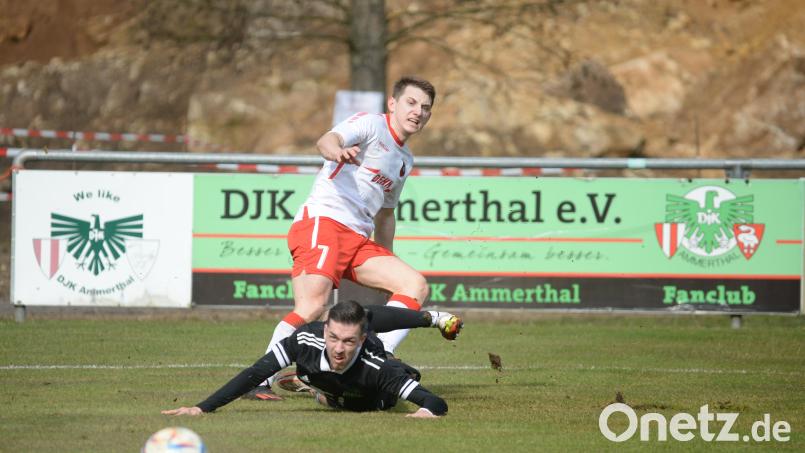 Selim Mjaki (hinten), hier im Zweikampf mit Fabian Helleder, brachte Neumarkt in Führung. Bild: Andreas Brückmann