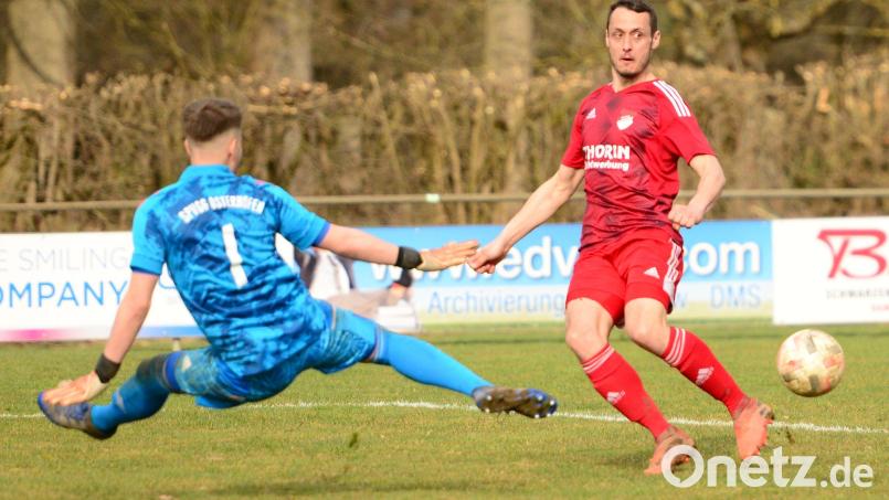 Diese Aktion von Sebastian Sebald (rechts) führte zum: 1:0: Seine Hereingabe verlängerte Julian Kiener zu Bastian Lobinger (beide nicht im Bild) und der Spielertrainer traf zur frühen Pfreimder Führung. Am Ende siegte jedoch der Gast aus Osterhofen mit 4:2. Bild: ham