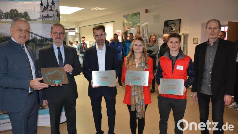 Die ersten Schilder als Partner der Bildungsregion Landkreis Tirschenreuth wurden an drei Firmen und die Realschule im Stiftland verliehen. Im Bild (von links) Landrat Roland Grillmeier, Realschulrektor Stephan Drexler, Carsten Heine (Schott AG), Laura Kittner (Firma Schmelzer), Jonas Baumgärtner (Firma Kassecker) und Bildungsmanager Hilmar Fütterer. Bild: jr