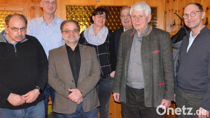 Roland Steger (Dritter von links) führt auch weiterhin den CSU-Ortsverband Weiden-Lerchenfeld. Bild: Kunz