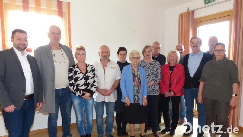 Anni Braun (Bildmitte, Sechste von links) bleibt an der Spitze des VdK Luhe/Leuchtenberg. Bild: hme