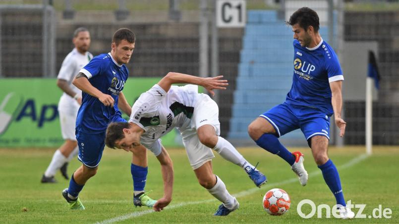 Neuzugang Martin Ruda (links) feierte einen tollen Einstand im Weidener Trikot: Der Mittelfeldspieler traf beim 3:1-Sieg gegen den SC Eltersdorf zur 1:0-Führung. In dieser Szene bearbeitet Ruda zusammen mit Paul Weidhas (rechts) einen Eltersdorfer Spieler. Bild: Büttner, Gerhard