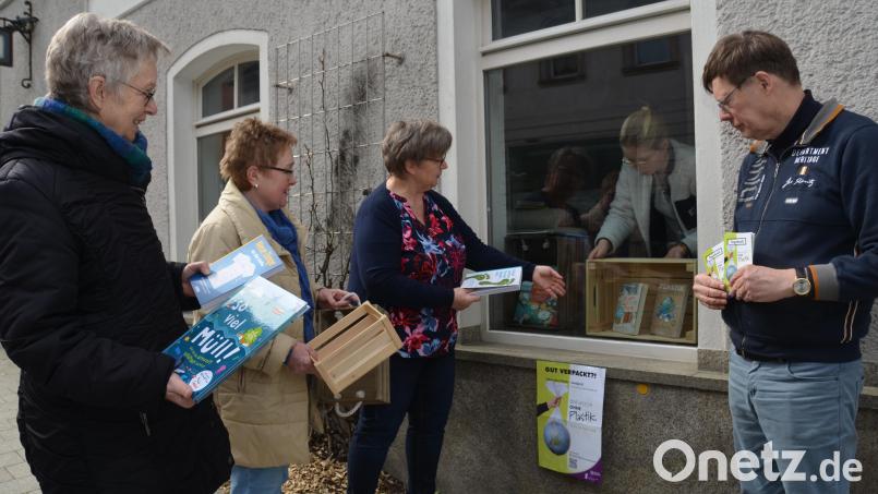 Die Mitglieder des Evangelischen Frauenbunds mit Eva Schmidt, Lydia Gajan und Karin Wappmann (von links) haben in der ehemaligen Konditorei Wappmann Schaufenster zum Plastikfasten dekoriert und möchten möglichst viele Mitstreiter ins Boot holen. Volker Wappmann (rechts) unterstützt die Frauen. Elisabeth Wappmann gestaltet das Schaufenster gerade mit Büchern der Buchhandlung Rupprecht zu diesem Thema. Bild: dob