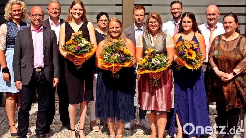 Die vier besten Krankenpflegehilfeschülerinnen bekamen Blumen zum Zeugnis. Von links vorne: Personalchef Bernd Weisensee, Teresa Seidl, Julia Weig, Kathrin Lobensteiner und Jasmin Zitzmann, daneben Schulleiterin Jutta Hammer. Hintere Reihe alle Lehrkräfte. Bild: R. Kreuzer