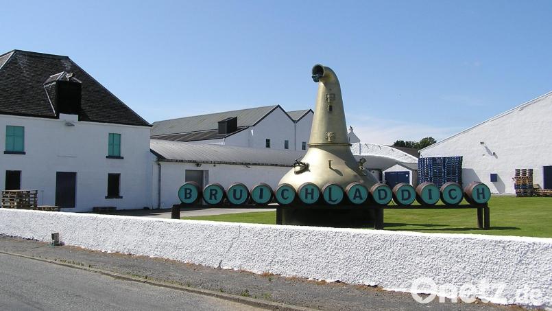 Die Bruichladdich Distillery auf der Heimatinsel der Whisky-Legende Jim McEwan Islay. Bild: The Whisky Explorer OHG/exb