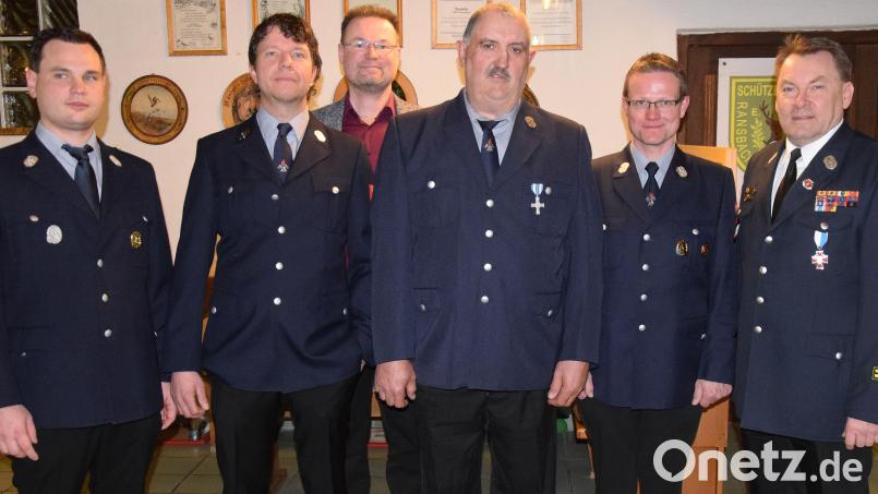 Für ihren aktiven Dienst bei der Feuerwehr Ransbach werden Stephan Götz (Zweiter von links) und Karl Donhauser (Vierter von links) geehrt. Ihnen gratulieren Vorsitzender Christoph Finn, Bürgermeister Florian Junkes , Kommandant Andreas Bruckmüller und Kreisbrandmeister Alexander Graf (von links). Bild: bö
