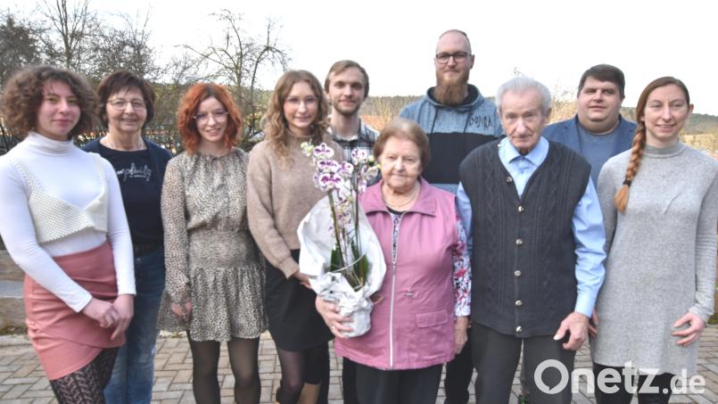 Juliane Lutter freut sich mit Ehemann Georg über die Geburtstagsgrüße von ihren Enkeln, Bürgermeister Dieter Dehling (Zweiter von rechts) und Erna Englhard (Zweite von links) als Vertreterin des Gartenbauvereins Illschwang. Bild: no