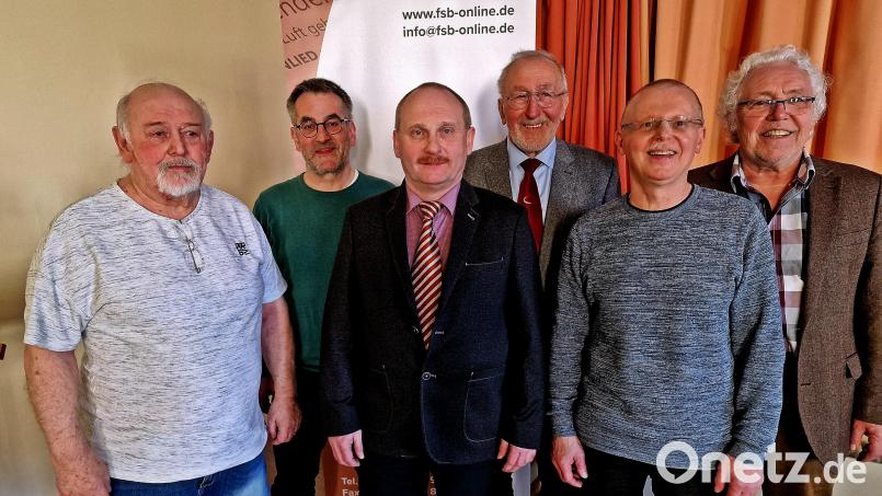 Der Sängerkreis Nordoberpfalz hat einen neuen Vorstand gewählt. Einige Posten waren stärker mit Vorschlägen belegt, als Personen benötigt wurden. Vorsitzender ist Karl Herrmann (Dritter von links), stellvertretender Vorsitzender ist Stefan Werner aus Pleußen (Zweiter von links). Bild: R. Kreuzer