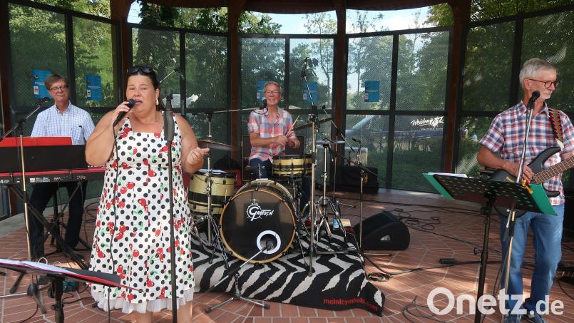 Die Musik der &quot;77Combo&quot; gefällt dem Publikum. Bild: Kunz