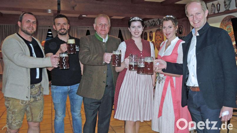 Nach dem gelungenen Anstich des „Wernbock’s“ stießen (von links) Felix Weinfurtner, Thomas Käsbauer, Dieter Rosenberg, die „Miss Weißwurst“ Lena Nagler, Bierkönigin Sarah Jäger und Bürgermeister Konrad Kiener mit den neuen Starkbier auf die Josefifeier an. Bild: wee