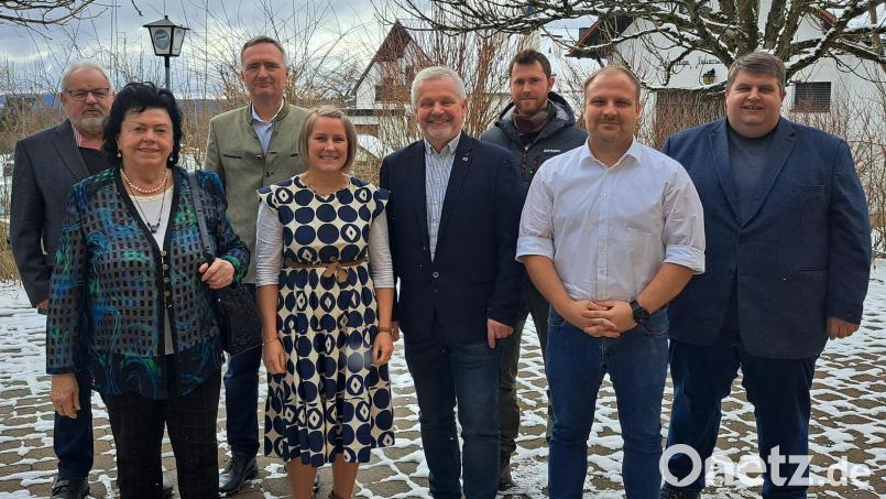 Gewählte und Gäste bei der CSU Birgland: (von links) Erhard Nitzbon, Magdalena Stief, Landtagsabgeordneter Harald Schwartz, Sonja Übler, Vorsitzender Hans Süß, Sebastian Söhnlein, der designierte Bürgermeisterkandidat Maximilian Graf und Bürgermeister Dieter Dehling aus Illschwang. Bild: no