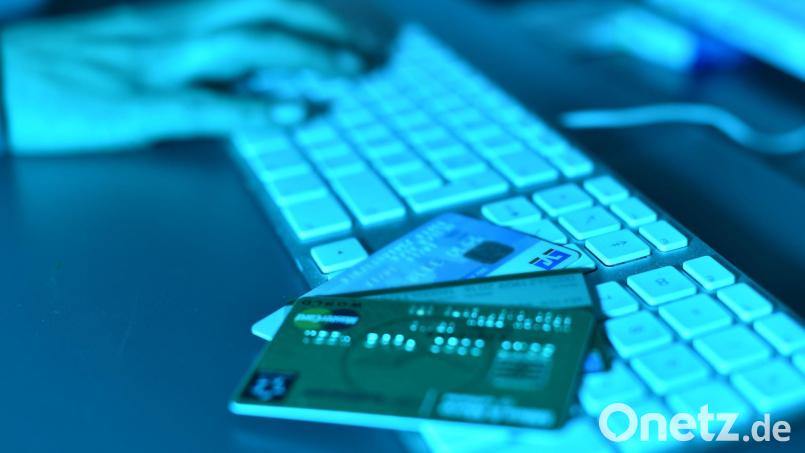 Ein Betrüger hat bei einem Mann in Waldsassen 600 Euro erbeutet. Dabei hatte sich der Unbekannte am Telefon als Microsoft-Mitarbeiter ausgegeben. Symbolbild: Uli Deck/dpa