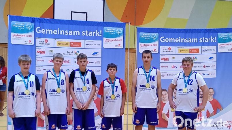 Das Siegerteam des Inklusions-Basketballmannschaft aus Neustadt bei den Special Olympics in Regensburg. Bild: Willi Merkl/exb