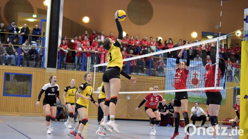 Mira Sperber vom SV Hahnbach lässt mit diesem schönen Schmetterschlag am Netz ihren Gegnerinnen vom FC Kleinaitingen keine Chance, beobachtet von ihren Mannschaftskolleginnen Marie Heidlinger, Lisa Kölbel und Maaike Wieser (von links). Bild: Hubert Ziegler